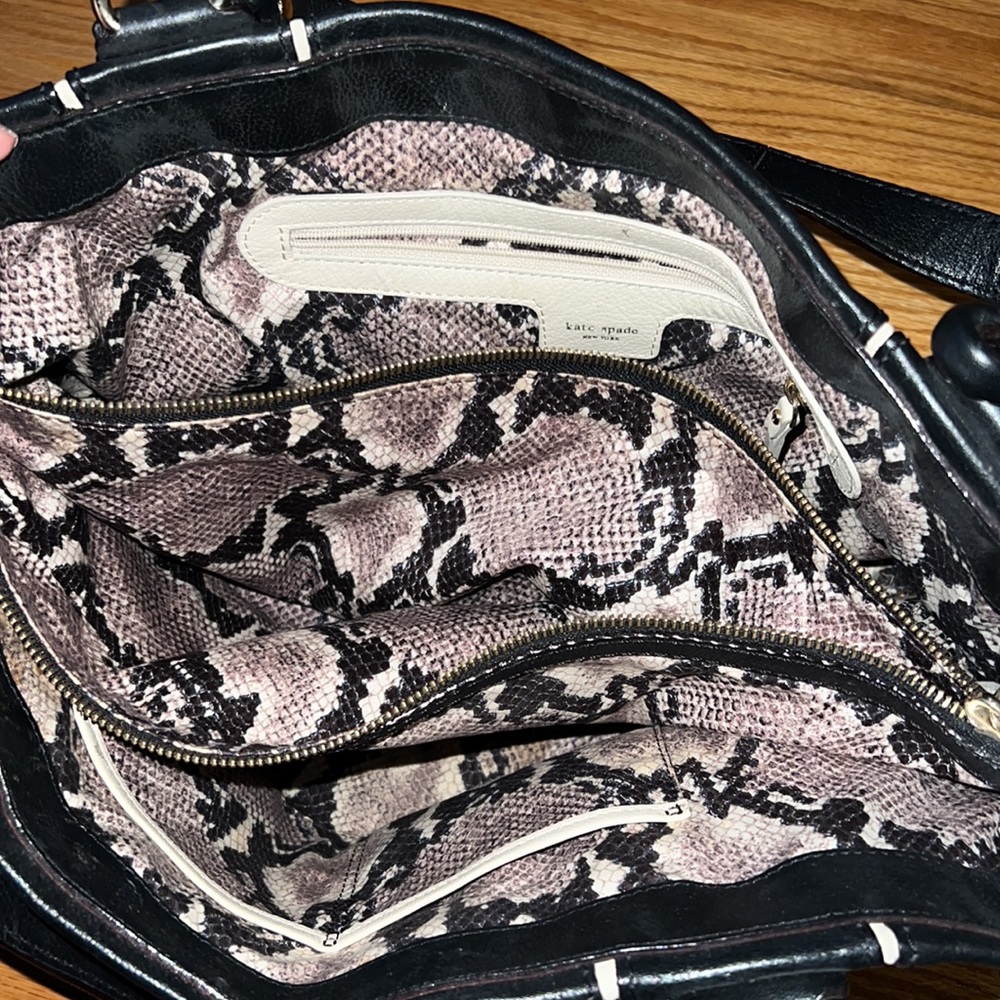 Kate Spade bag with snake print interior - Picture 4 of 9